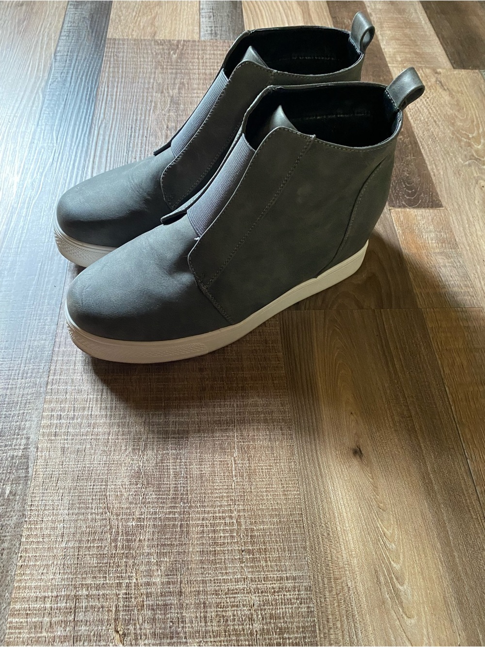 Vepose Black Slip-On Wedge Sneaker